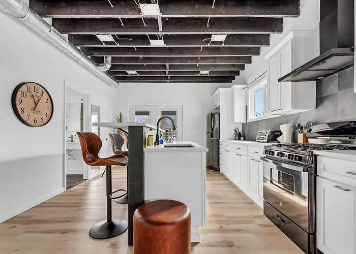 Cool Urban Stay Downtown Loft